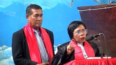 Pendeta M.M.C. Sahulata, S.Th bersama Suami