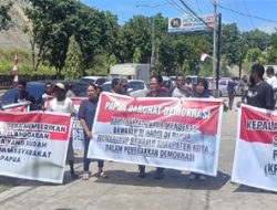 Aliansi  Peduli Demokrasi geruduk Bawaslu Kabupaten Jayapura.