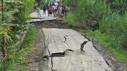 Ruas jalan Jayapura-Wamena di Kabupaten Keerom terputus akibat hujan deras