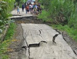 Ruas jalan Jayapura-Wamena di Kabupaten Keerom terputus akibat hujan deras