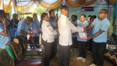 Wakil Ketua Umum PABPDSI dan Kartini Pusat resmi serahkan SK Mandat Kepada Ketua PABPDSI dan Kartini Kabupaten Kepulauan YapenWakil Ketua Umum PABPDSI dan Kartini Pusat resmi serahkan SK Mandat Kepada Ketua PABPDSI dan Kartini Kabupaten Kepulauan Yapen
